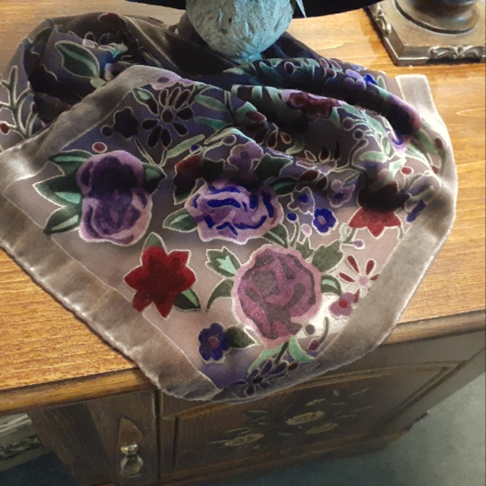 Stunning  vintage/victorian floral velvet scarf.